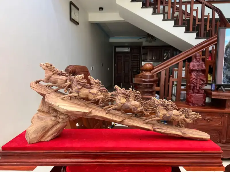 Tượng Cầu Bát Mã Gỗ Sưa Bắc Phôi Gỗ Già Tím Lịm Liền 100% Có Sơn KT:30x72x14
