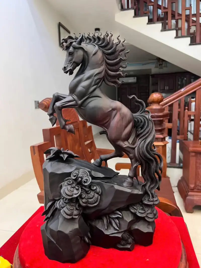 6_Nhất Mã Phi Thiên Gỗ Trắc Đen Liền Khối Hàng Kỹ Đẹp Giá 7.600 Triệu Kích Thước Cao 48cm, Ngang 29cm, Sâu 15cm Tượng Nhất Mã Phi Thiên Gỗ Trắc Đen Liền Khối Cao 48cm