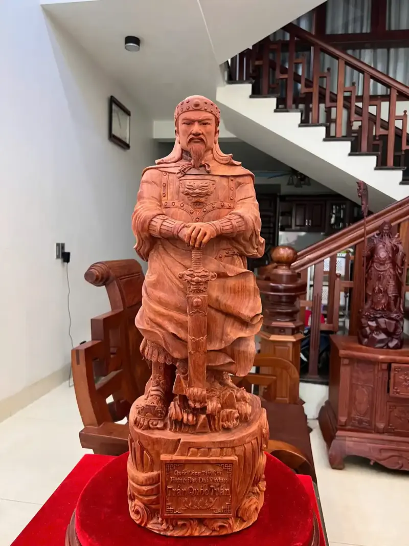 6_Trần Quốc Tuấn Chống Kiếm Gỗ Tử Đàn Mộc Đẹp Giá 9.500 Triệu Kích Thước Cao 68cm, Ngang 23cm, Sâu 20cm Tượng Trần Quốc Tuấn Chống Kiếm Gỗ Tử Đàn Có Sơn Cao 68cm