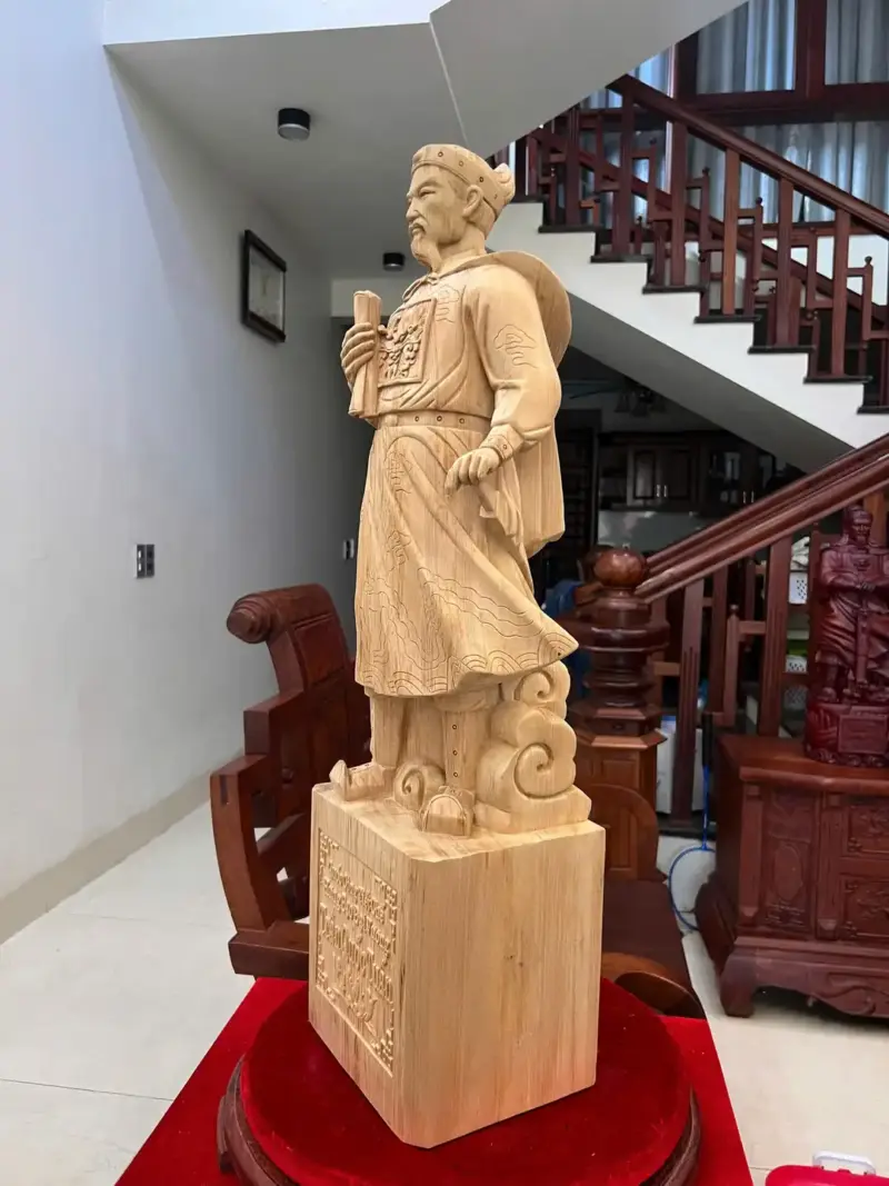 6_Trần Quốc Tuấn Gỗ Ngọc Am Liền Khối Giá 5.200 Triệu Kích Thước Cao 80cm, Ngang 23cm, Sâu 18cm Tượng Trần Quốc Tuấn Gỗ Ngọc Am Liền Khối Cao 80cm