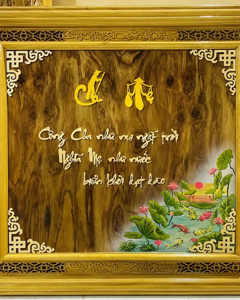 IMG_5896 - Edited Tranh Gỗ Treo Tường Cha Mẹ Gỗ Sưa – Khung Gỗ Dổi Vàng 2 Khung G5072