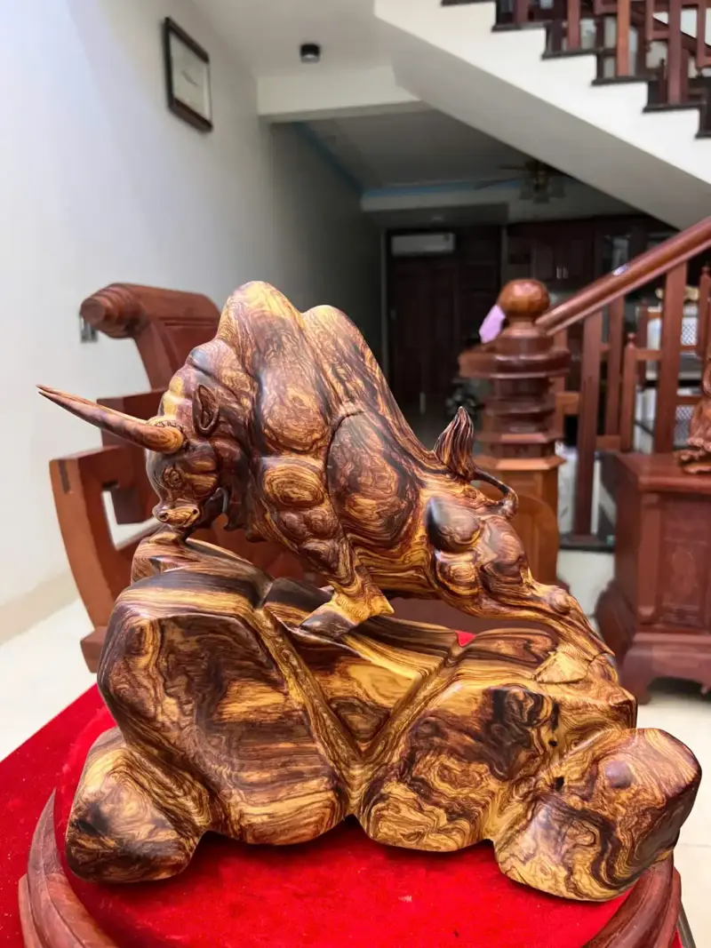 Tượng Bò Tót Gỗ Cẩm Việt Vân Chun Sụn Liền Khối G5045