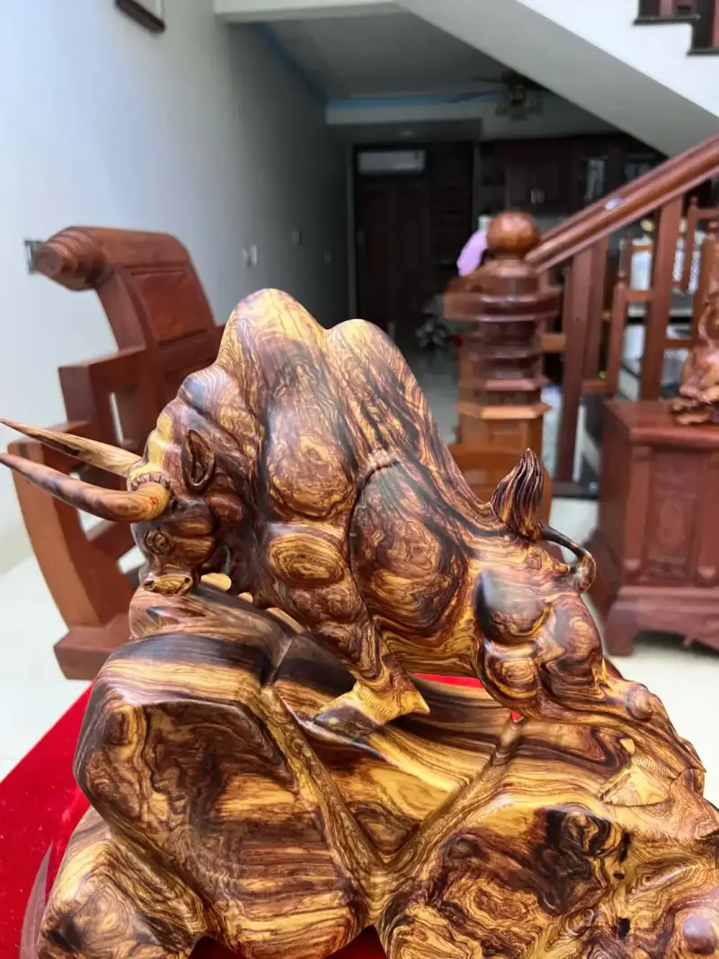 Tượng Bò Tót Gỗ Cẩm Việt Vân Chun Sụn Liền Khối G5045