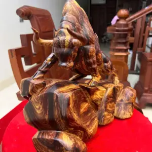 Tượng Bò Tót Gỗ Cẩm Việt Vân Chun Sụn Liền Khối G5045
