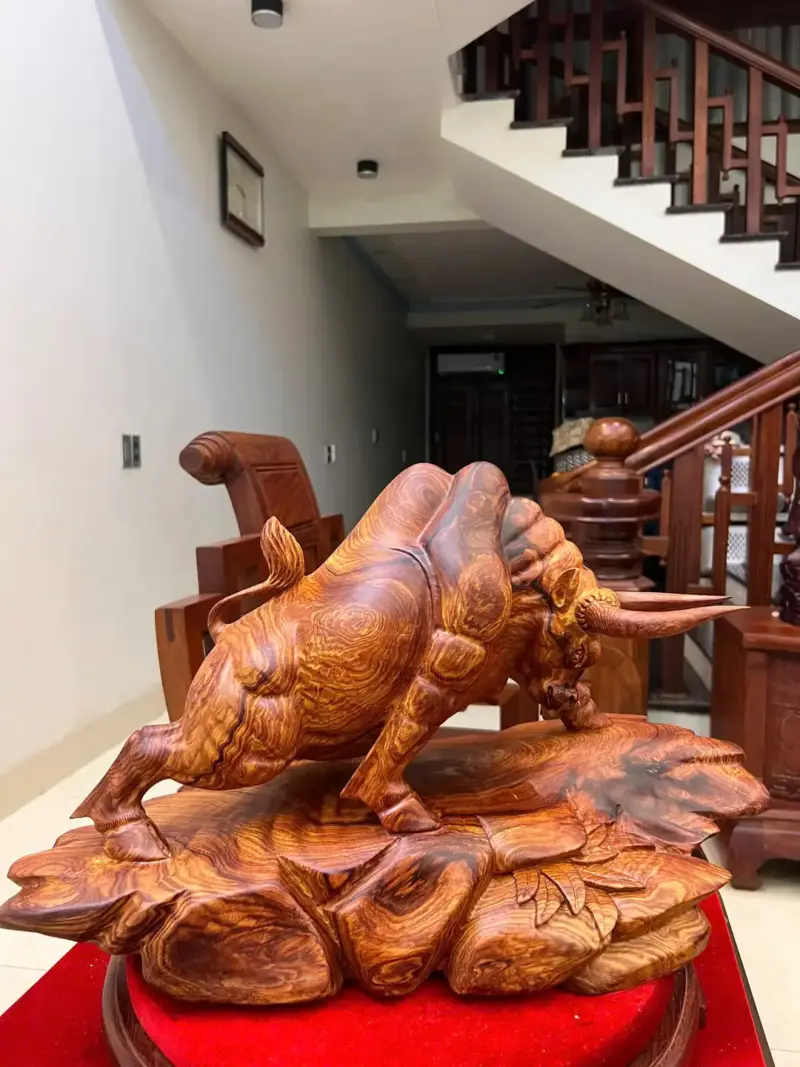 Tượng Bò Tót Gỗ Cẩm Việt Bám Chun To Đẹp Liền Khối G5127