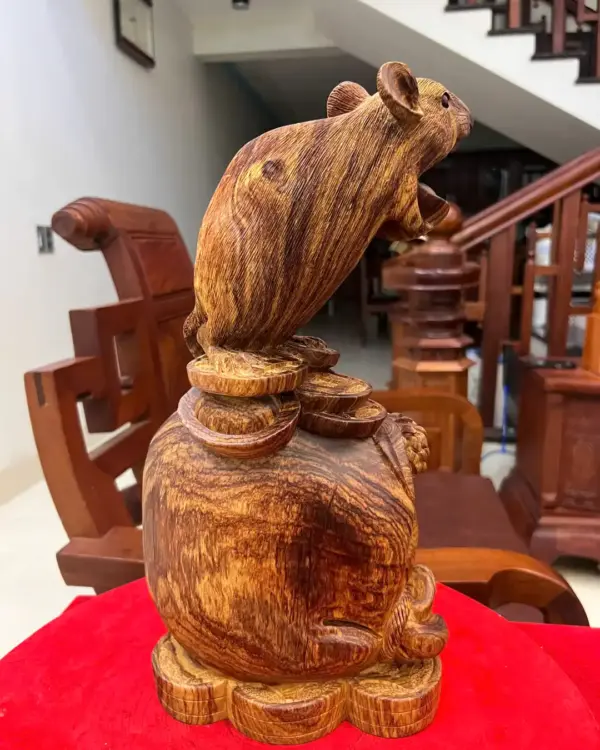 chuot-be-vang-go-cam-viet-G4976-2_Chuột Bê Vàng Gỗ Cẩm Việt Siêu Vân Liền Khối Giá 3 Triệu Kích Thước Cao 38cm, Ngang 21cm, Sâu 15cm Tượng Chuột Bê Vàng Gỗ Cẩm Việt Siêu Vân Liền Khối G4976