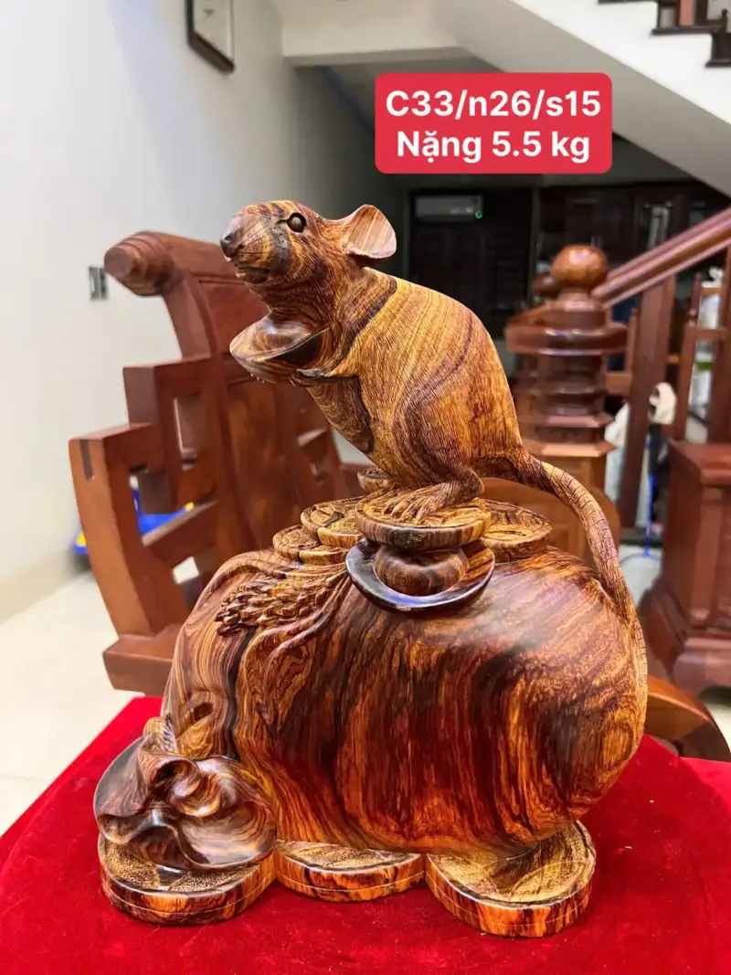 Tượng Chuột Đứng Bao Tiền Gỗ Cẩm Việt Vân Víp Liền Khối G5103