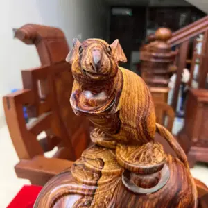 Tượng Chuột Đứng Bao Tiền Gỗ Cẩm Việt Vân Víp Liền Khối G5103