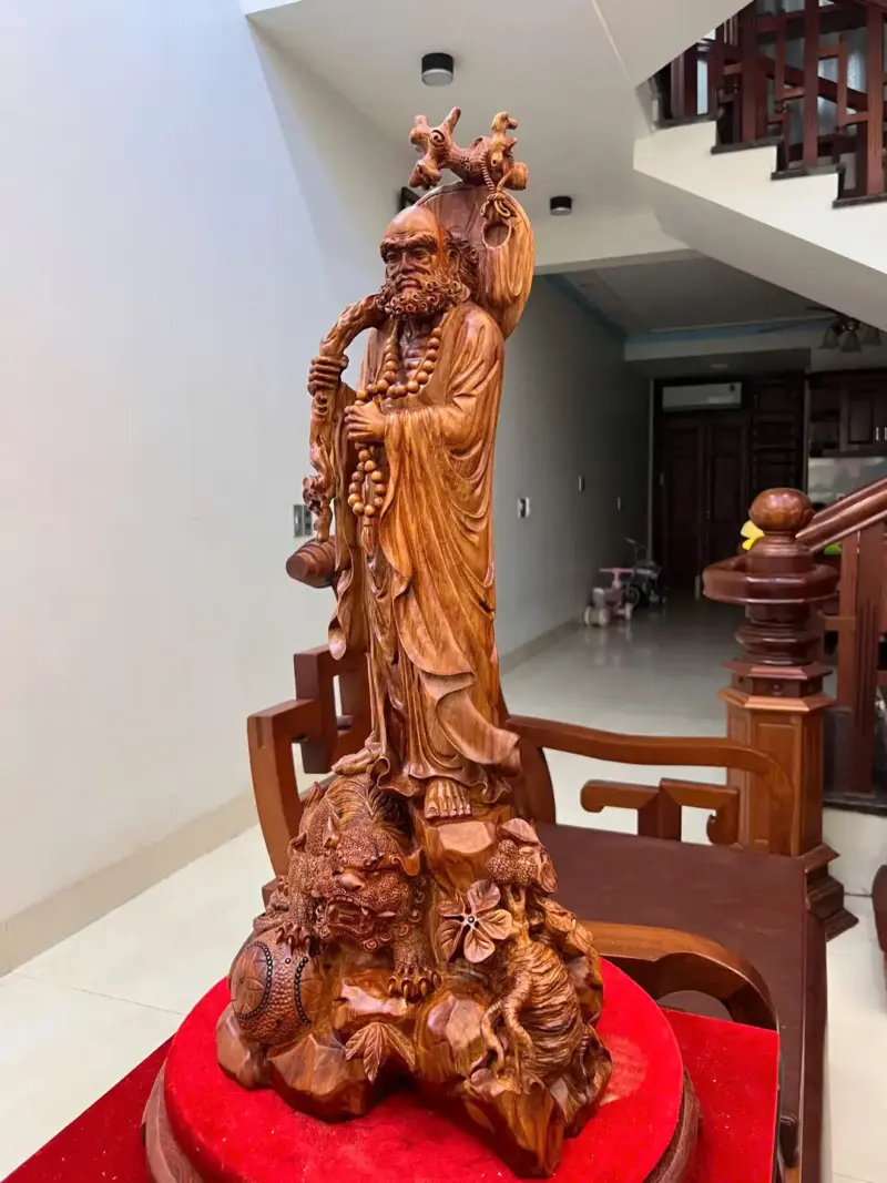 Tượng Cụ Đạt Ma Đứng Nghê Gỗ Sưa Bắc Liền Khối Đục Đẹp Kỹ Sắc Nét G5091