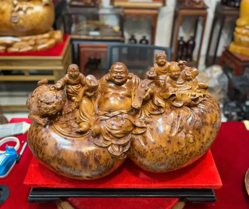 Tượng Di Lặc Tam Phúc Thuần Nghê Gỗ Nu Ngọc Am Hàng Đẹp Liền Khối Tặng Kỷ Đỏ G5311