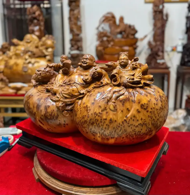 Tượng Di Lặc Tam Phúc Thuần Nghê Gỗ Nu Ngọc Am Hàng Đẹp Liền Khối Tặng Kỷ Đỏ G5311