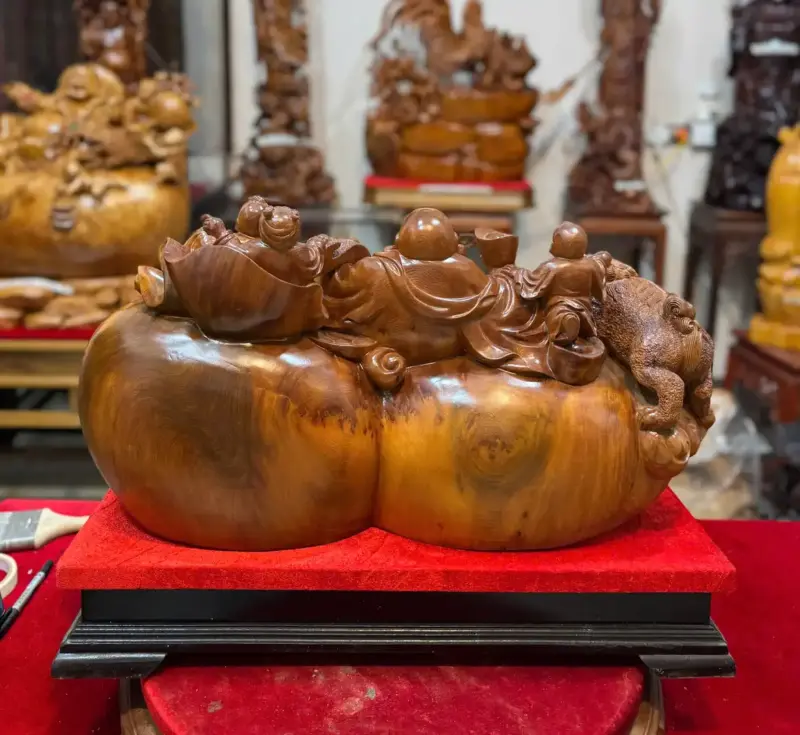 Tượng Di Lặc Tam Phúc Thuần Nghê Gỗ Nu Ngọc Am Hàng Đẹp Liền Khối Tặng Kỷ Đỏ G5311