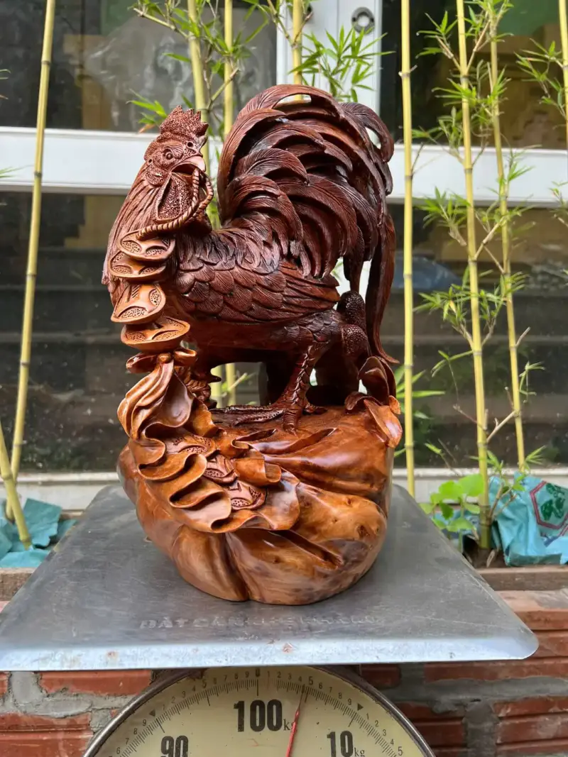 Tượng Gà Trống Đứng Bao Tiền Gỗ Ngọc Am Thơm Bám Nu Liền Khối G5325