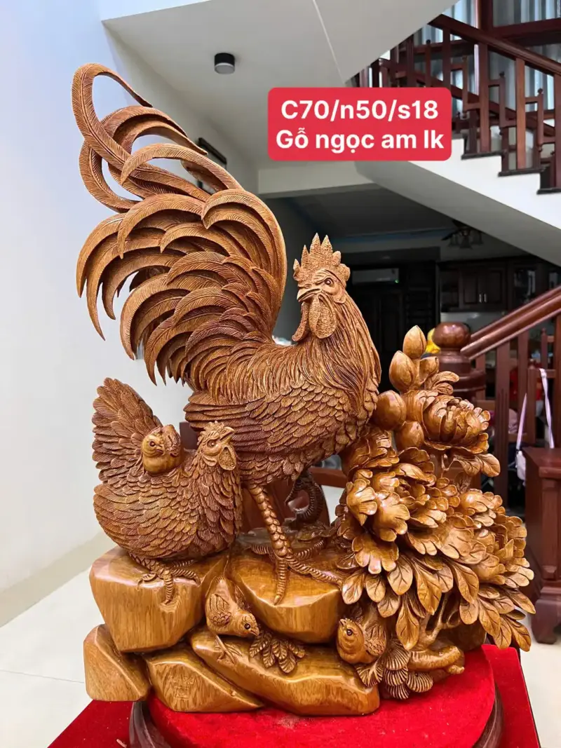 gia-inh-ga-go-ngoc-am-G5089-1_1_Gia Đình Gà Gỗ Ngọc Am Liền Khối Hàng Đục Kỹ Đẹp Giá 8.500 Triệu Kích Thước Cao 70cm, Ngang 50cm, Sâu 18cm Tượng Gia Đình Gà Gỗ Ngọc Am Liền Khối Hàng Đục Kỹ Đẹp G5089