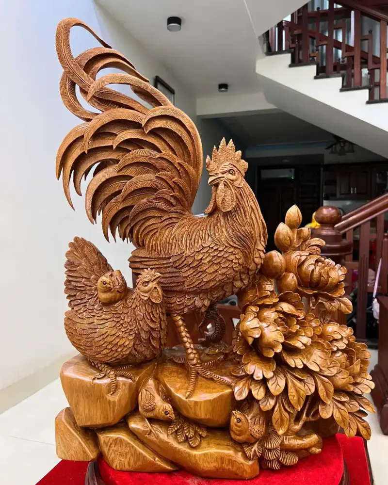 gia-inh-ga-go-ngoc-am-G5089-2_1_Gia Đình Gà Gỗ Ngọc Am Liền Khối Hàng Đục Kỹ Đẹp Giá 8.500 Triệu Kích Thước Cao 70cm, Ngang 50cm, Sâu 18cm Tượng Gia Đình Gà Gỗ Ngọc Am Liền Khối Hàng Đục Kỹ Đẹp G5089