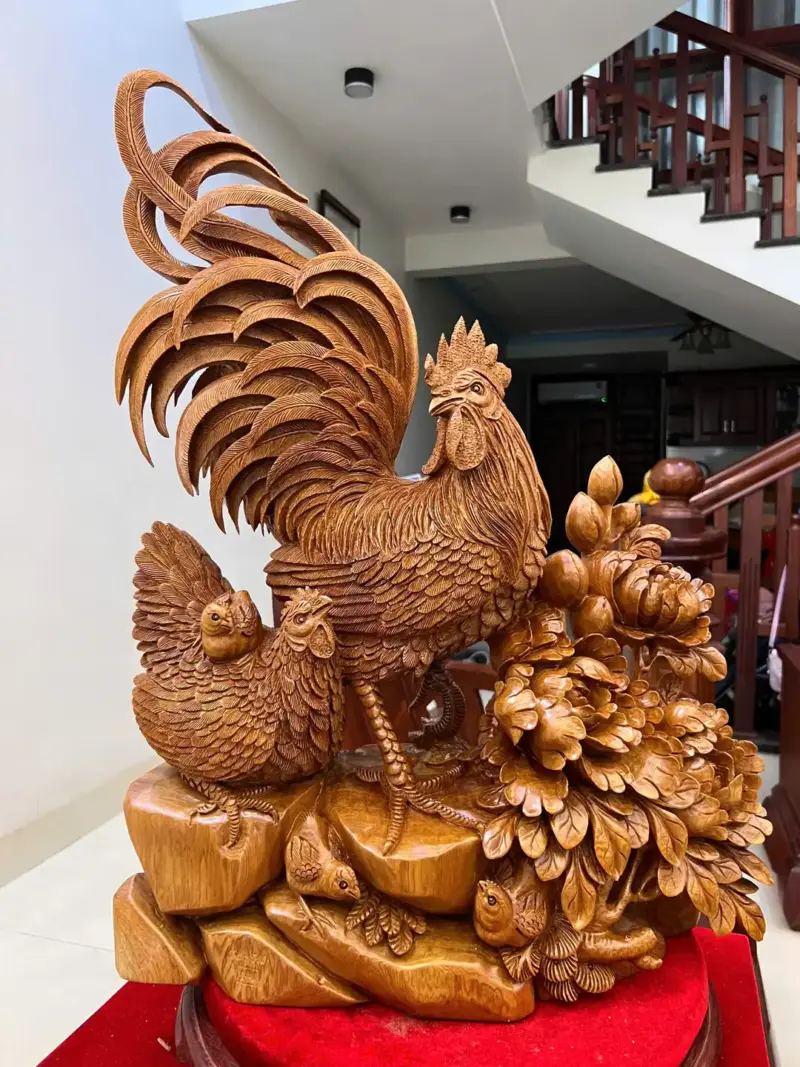 gia-inh-ga-go-ngoc-am-G5089-2_1_Gia Đình Gà Gỗ Ngọc Am Liền Khối Hàng Đục Kỹ Đẹp Giá 8.500 Triệu Kích Thước Cao 70cm, Ngang 50cm, Sâu 18cm Tượng Gia Đình Gà Gỗ Ngọc Am Liền Khối Hàng Đục Kỹ Đẹp G5089
