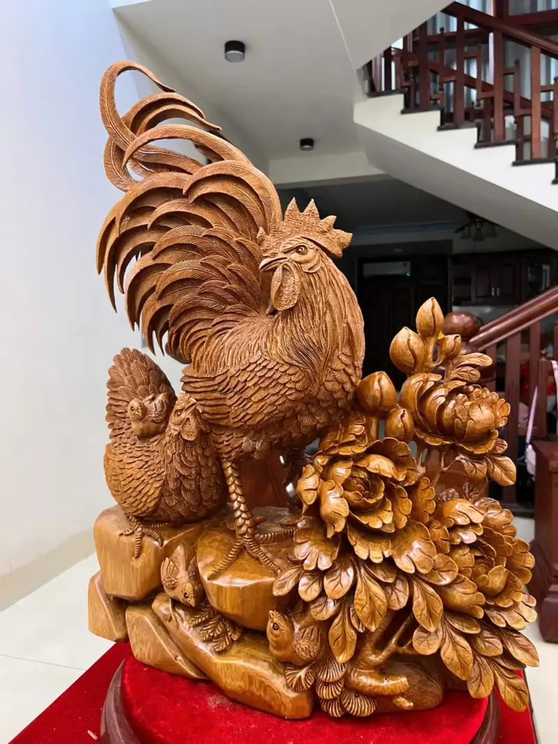 gia-inh-ga-go-ngoc-am-G5089-4_1_Gia Đình Gà Gỗ Ngọc Am Liền Khối Hàng Đục Kỹ Đẹp Giá 8.500 Triệu Kích Thước Cao 70cm, Ngang 50cm, Sâu 18cm Tượng Gia Đình Gà Gỗ Ngọc Am Liền Khối Hàng Đục Kỹ Đẹp G5089