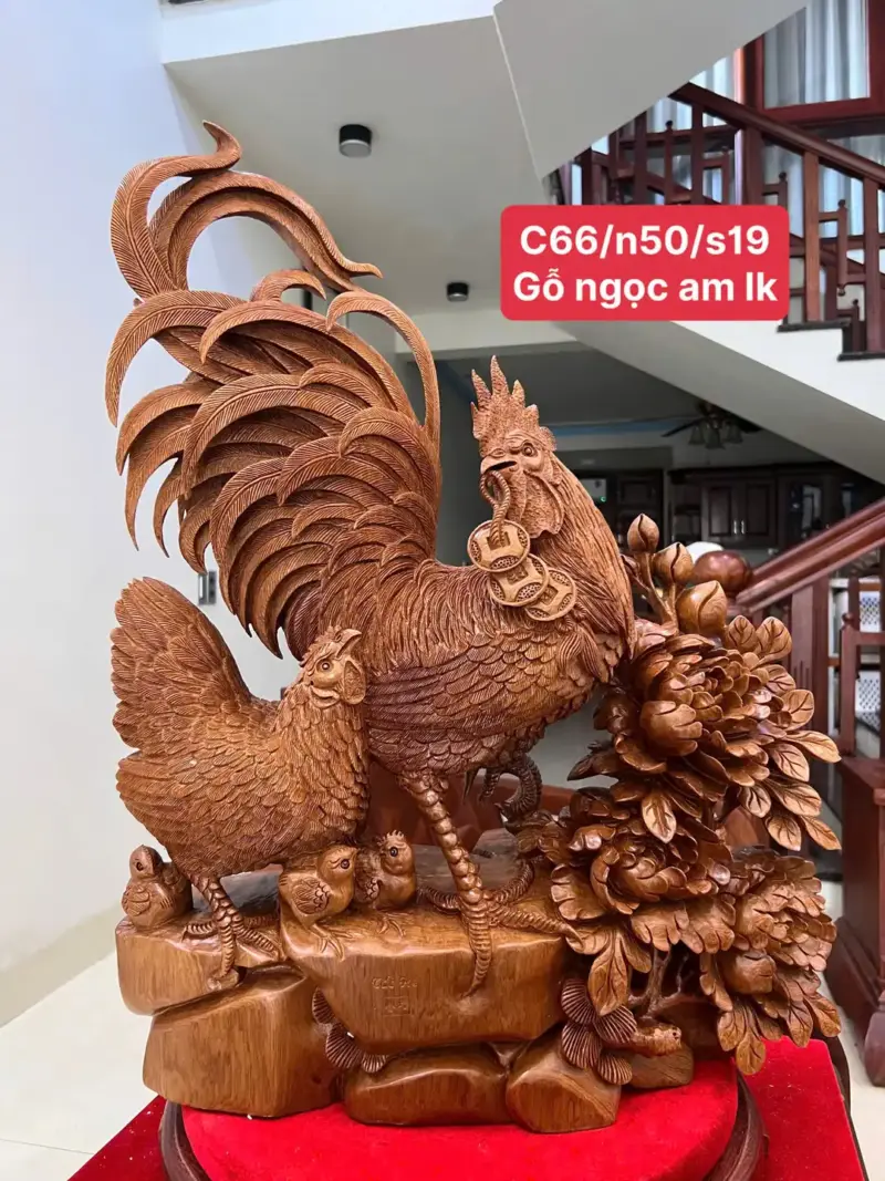 gia-inh-ga-go-ngoc-am-G5146-1_Gia Đình Gà Gỗ Ngọc Am Liền Khối Hàng Nghệ Nhân Giá 8.200 Triệu Kích Thước Cao 66cm, Ngang 50cm, Sâu 19cm Tượng Gia Đình Gà Gỗ Ngọc Am Liền Khối Hàng Nghệ Nhân G5146