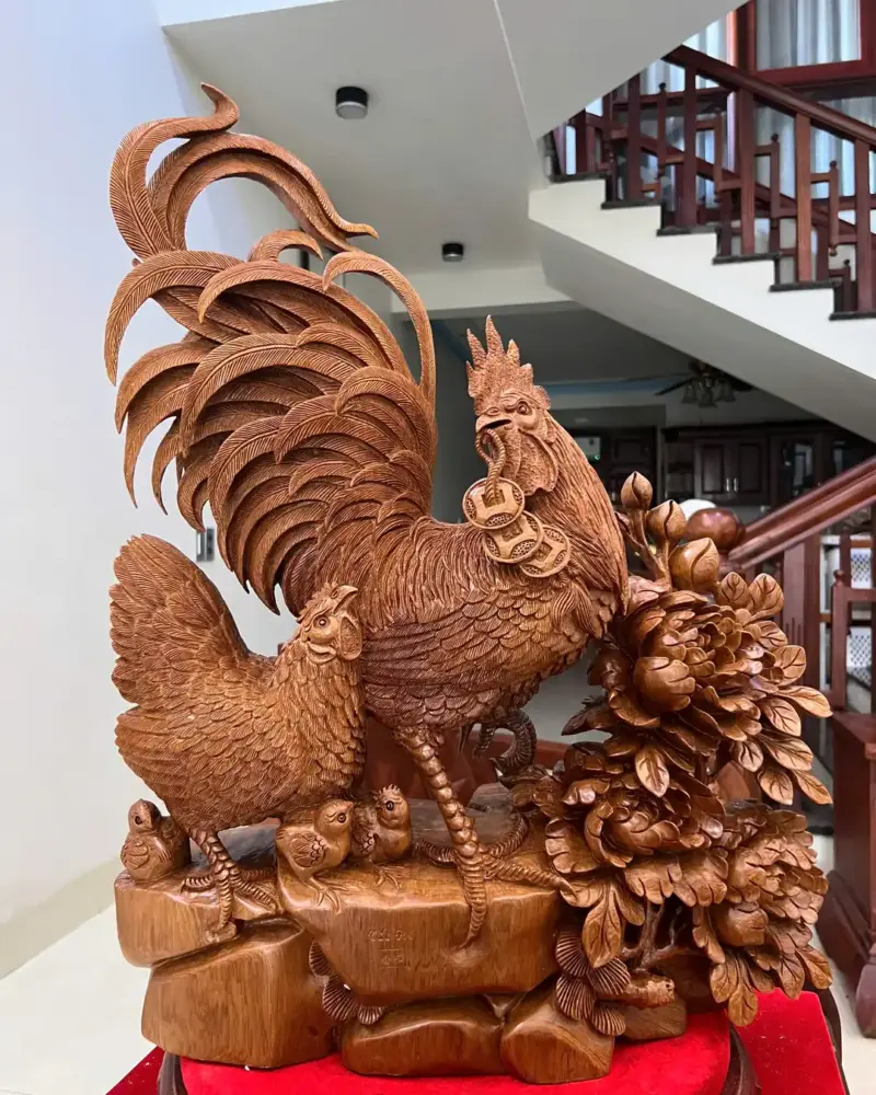 gia-inh-ga-go-ngoc-am-G5146-2_Gia Đình Gà Gỗ Ngọc Am Liền Khối Hàng Nghệ Nhân Giá 8.200 Triệu Kích Thước Cao 66cm, Ngang 50cm, Sâu 19cm Tượng Gia Đình Gà Gỗ Ngọc Am Liền Khối Hàng Nghệ Nhân G5146