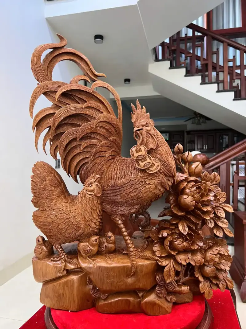 gia-inh-ga-go-ngoc-am-G5146-2_Gia Đình Gà Gỗ Ngọc Am Liền Khối Hàng Nghệ Nhân Giá 8.200 Triệu Kích Thước Cao 66cm, Ngang 50cm, Sâu 19cm Tượng Gia Đình Gà Gỗ Ngọc Am Liền Khối Hàng Nghệ Nhân G5146