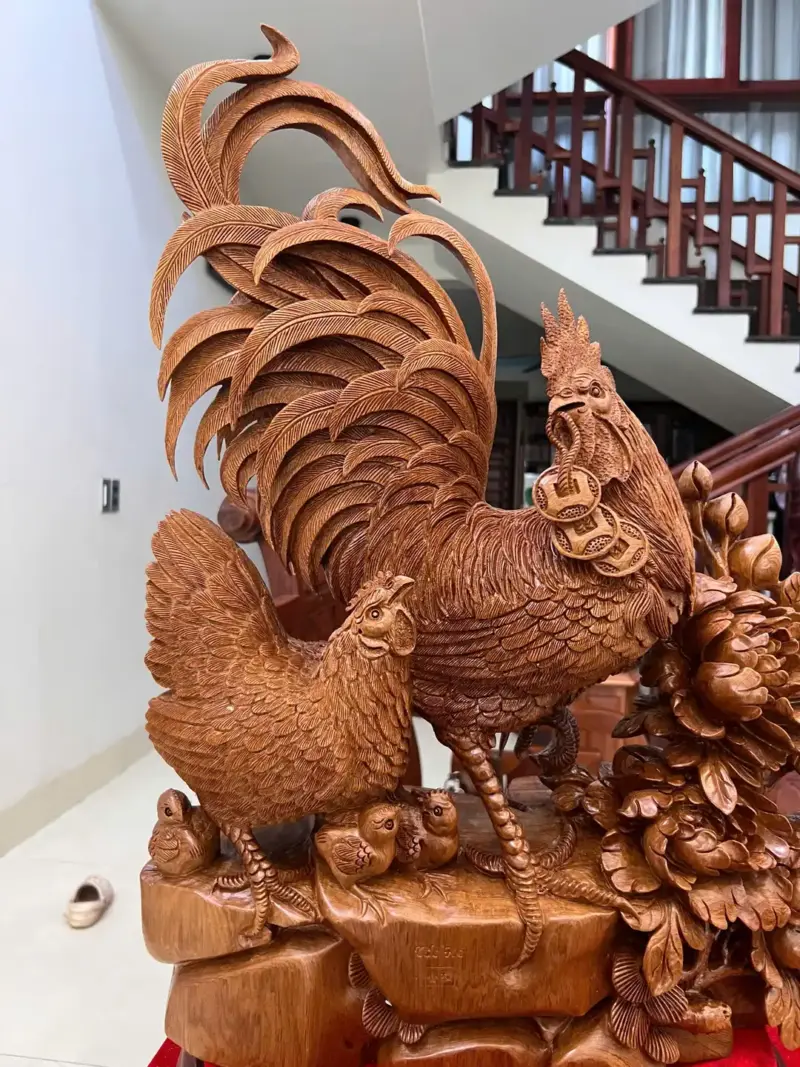gia-inh-ga-go-ngoc-am-G5146-3_Gia Đình Gà Gỗ Ngọc Am Liền Khối Hàng Nghệ Nhân Giá 8.200 Triệu Kích Thước Cao 66cm, Ngang 50cm, Sâu 19cm Tượng Gia Đình Gà Gỗ Ngọc Am Liền Khối Hàng Nghệ Nhân G5146