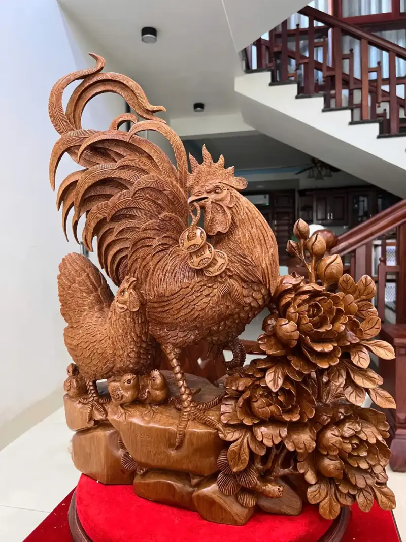 gia-inh-ga-go-ngoc-am-G5146-4_Gia Đình Gà Gỗ Ngọc Am Liền Khối Hàng Nghệ Nhân Giá 8.200 Triệu Kích Thước Cao 66cm, Ngang 50cm, Sâu 19cm Tượng Gia Đình Gà Gỗ Ngọc Am Liền Khối Hàng Nghệ Nhân G5146