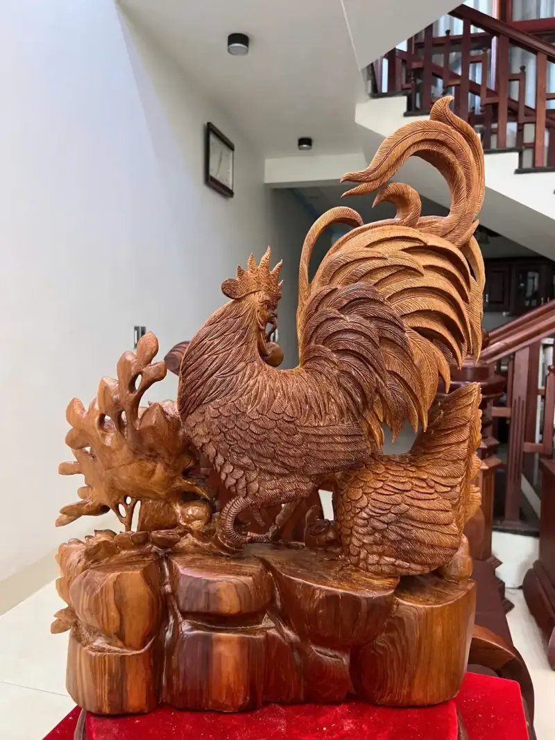 gia-inh-ga-go-ngoc-am-G5146-5_Gia Đình Gà Gỗ Ngọc Am Liền Khối Hàng Nghệ Nhân Giá 8.200 Triệu Kích Thước Cao 66cm, Ngang 50cm, Sâu 19cm Tượng Gia Đình Gà Gỗ Ngọc Am Liền Khối Hàng Nghệ Nhân G5146