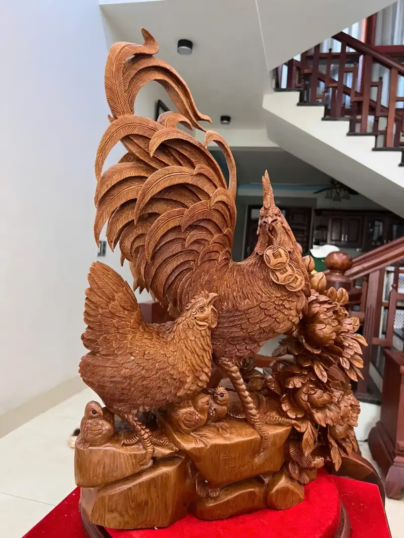 gia-inh-ga-go-ngoc-am-G5146-6_Gia Đình Gà Gỗ Ngọc Am Liền Khối Hàng Nghệ Nhân Giá 8.200 Triệu Kích Thước Cao 66cm, Ngang 50cm, Sâu 19cm Tượng Gia Đình Gà Gỗ Ngọc Am Liền Khối Hàng Nghệ Nhân G5146