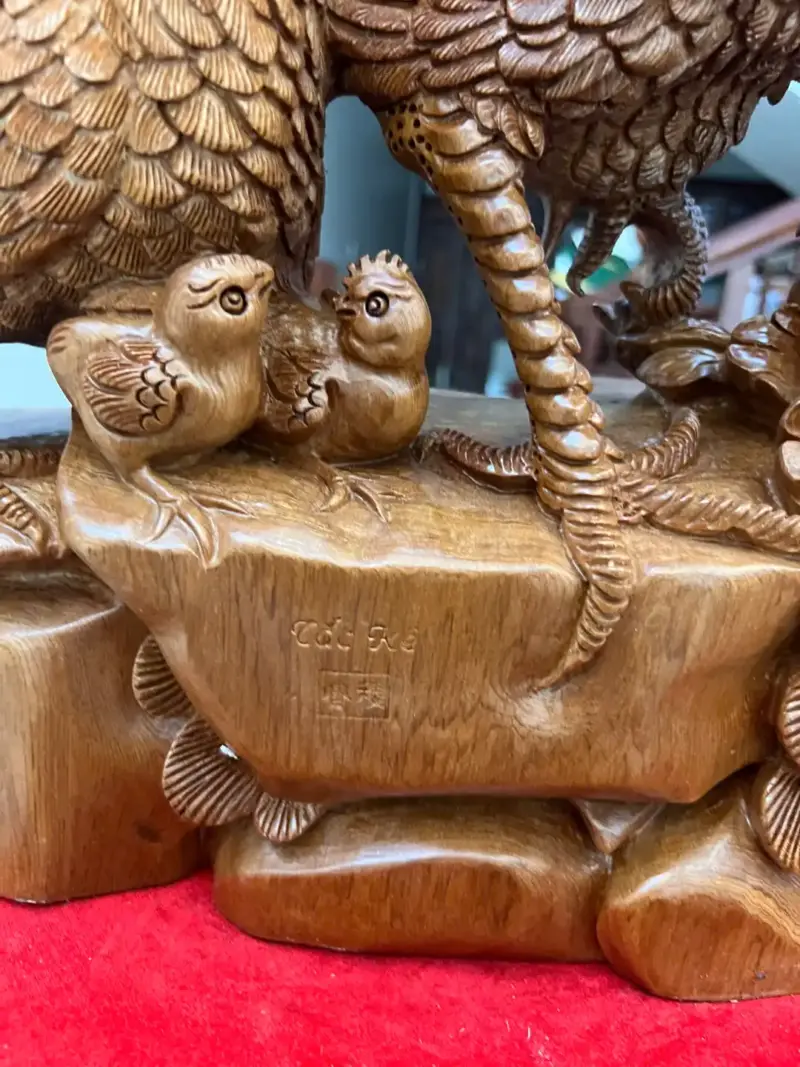 gia-inh-ga-go-ngoc-am-G5146-7_Gia Đình Gà Gỗ Ngọc Am Liền Khối Hàng Nghệ Nhân Giá 8.200 Triệu Kích Thước Cao 66cm, Ngang 50cm, Sâu 19cm Tượng Gia Đình Gà Gỗ Ngọc Am Liền Khối Hàng Nghệ Nhân G5146