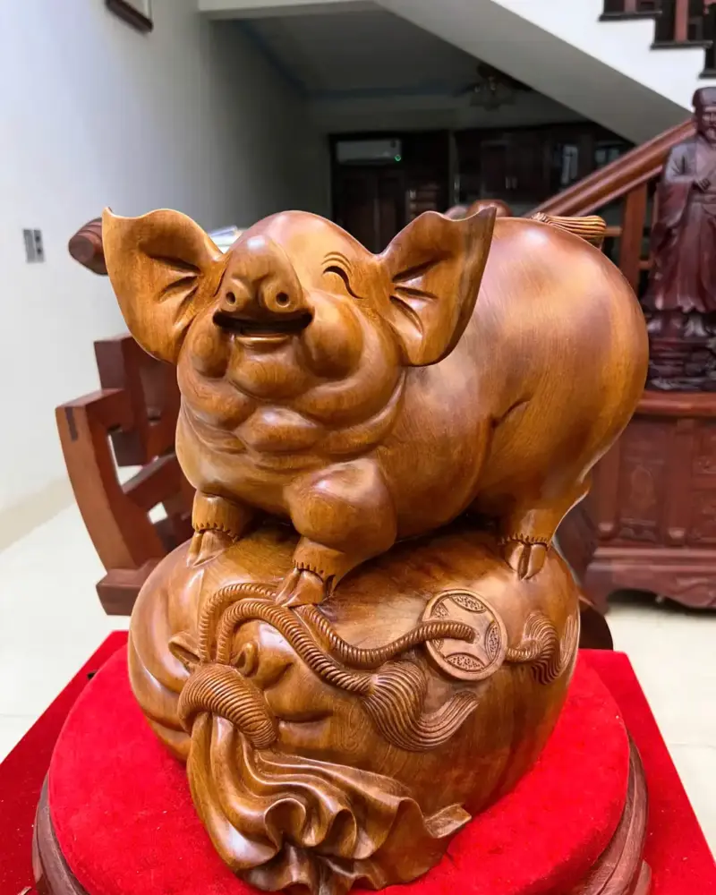 heo-nam-bao-tien-go-ngoc-am-G5147-2_Heo Nằm Bao Tiền Gỗ Ngọc Am Liền Khối Chất Nặng Giá 3.200 Triệu Kích Thước Cao 34cm, Ngang 32cm, Sâu 24cm Tượng Heo Nằm Bao Tiền Gỗ Ngọc Am Liền Khối Chất Nặng G5147