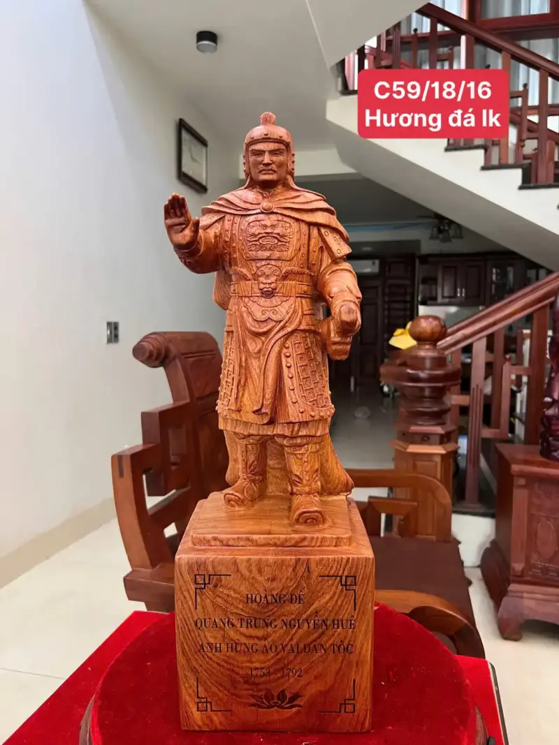 Tượng Hoàng Đế Quang Trung Gỗ Hương Đá Liền Khối G5063