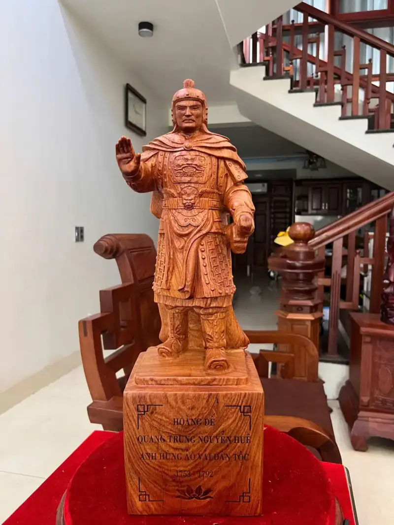 Tượng Hoàng Đế Quang Trung Gỗ Hương Đá Liền Khối G5063