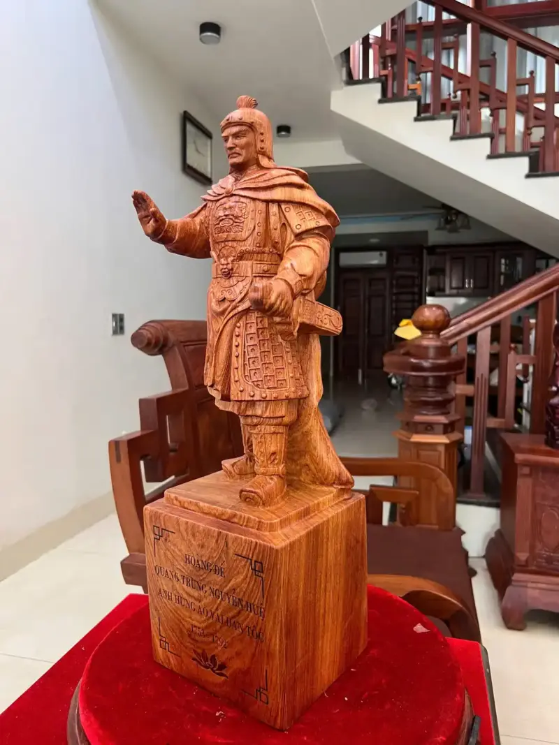Tượng Hoàng Đế Quang Trung Gỗ Hương Đá Liền Khối G5063