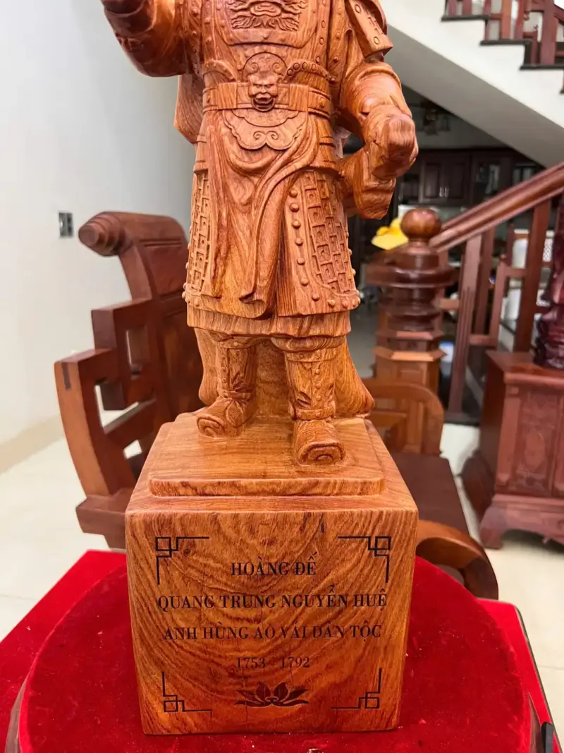 Tượng Hoàng Đế Quang Trung Gỗ Hương Đá Liền Khối G5063