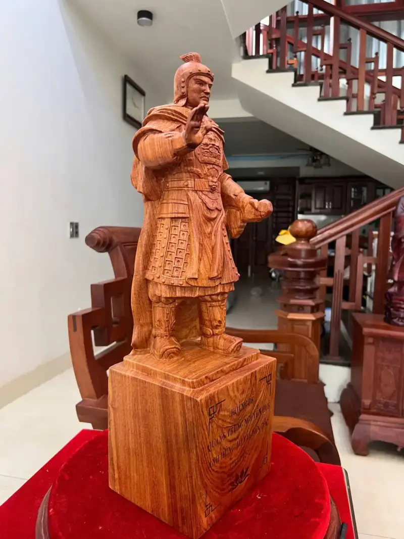 Tượng Hoàng Đế Quang Trung Gỗ Hương Đá Liền Khối G5063