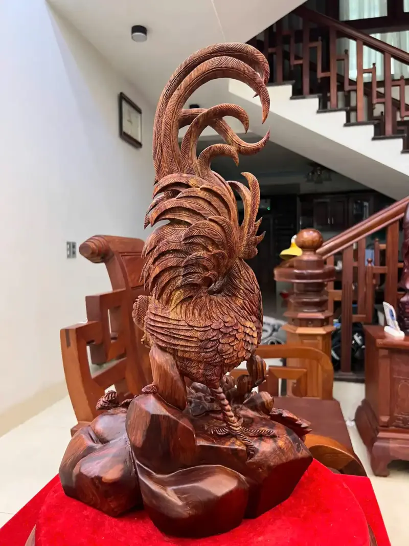 Tượng Nhất Kê Gỗ Sưa Bắc Liền Khối Chất Gỗ Già Tím Lịm Hàng Nghệ Nhân Tắc Kê G5013