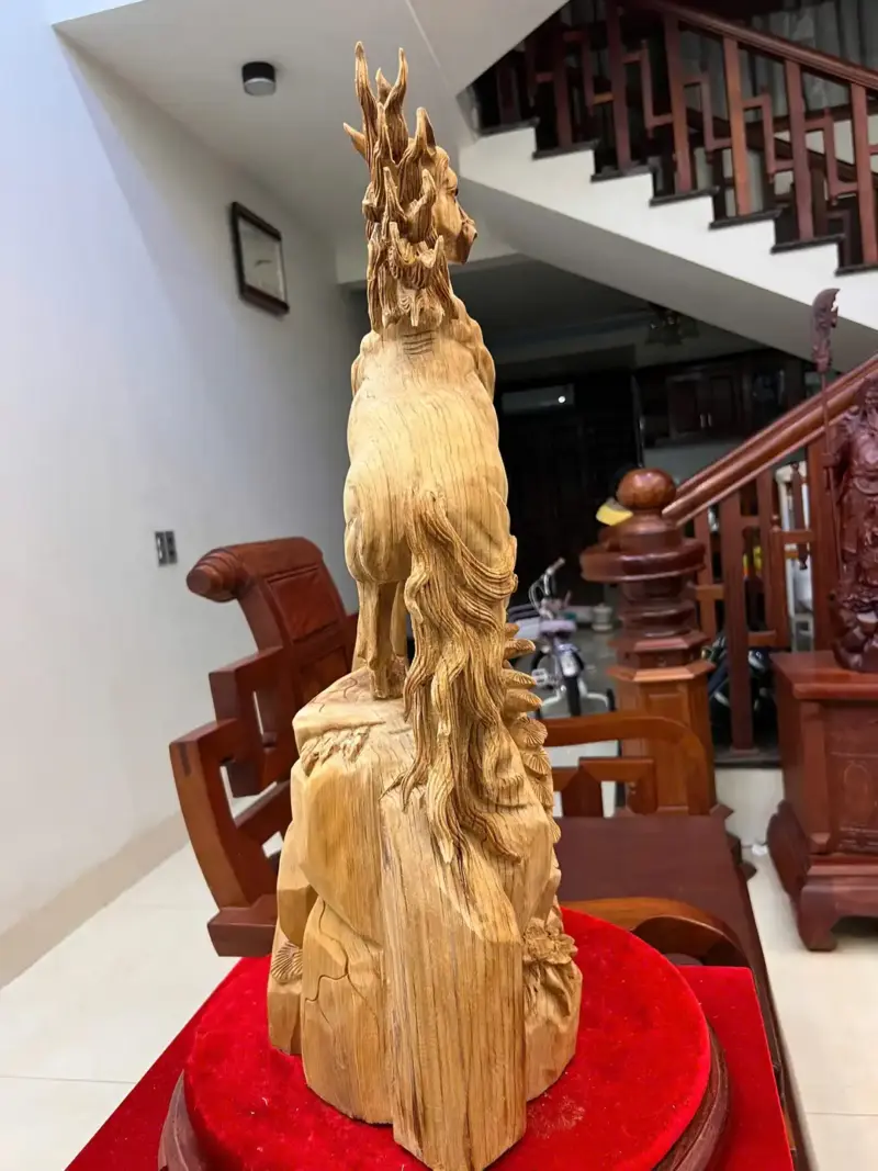 Tượng Nhất Mã Phi Thiên Gỗ Ngọc Am Liền Khối Chất Gỗ Già Nặng Thơm G5020