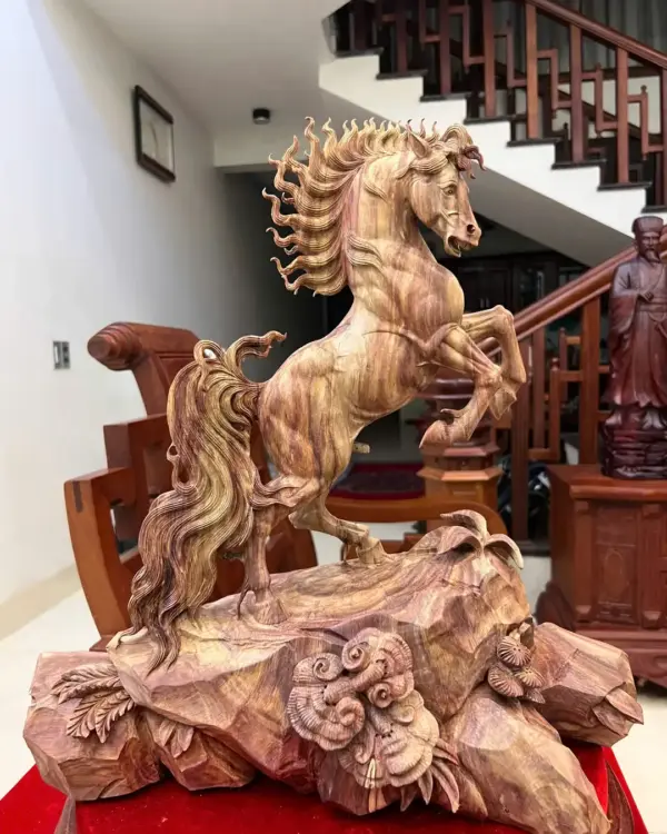 Tượng Nhất Mã Phi Thiên Gỗ Sưa Bắc Hàng Kỹ Có Sơn G5021