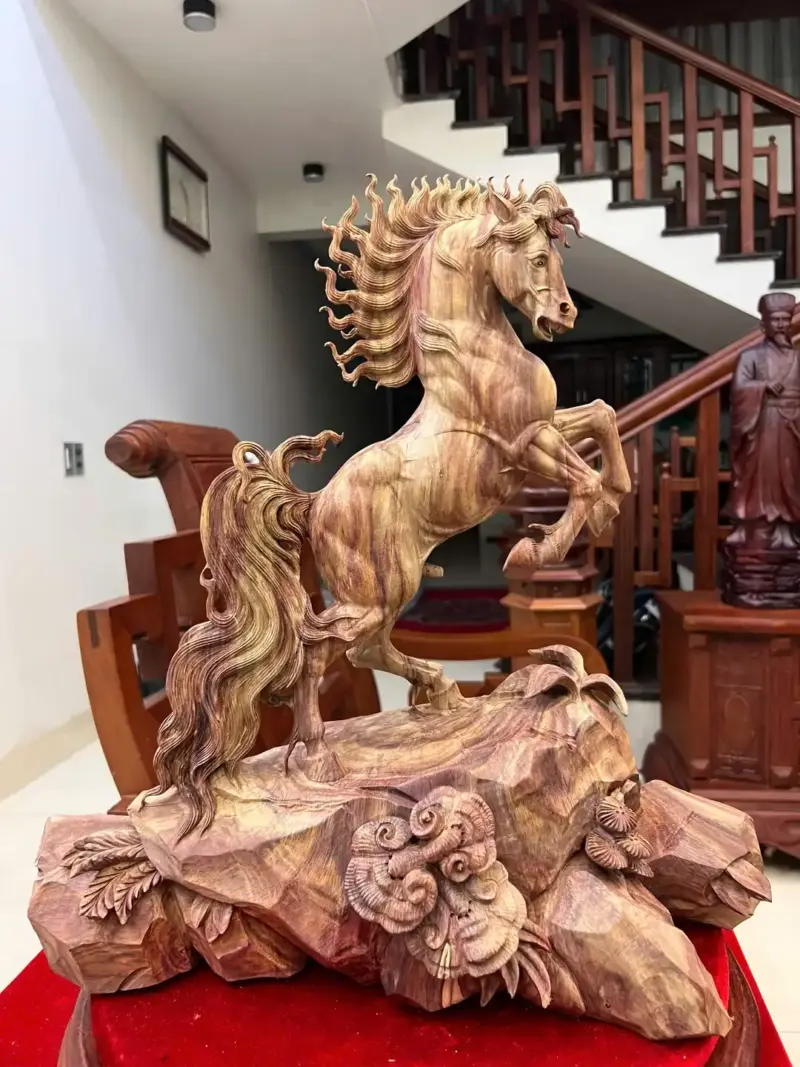 Tượng Nhất Mã Phi Thiên Gỗ Sưa Bắc Hàng Kỹ Có Sơn G5021