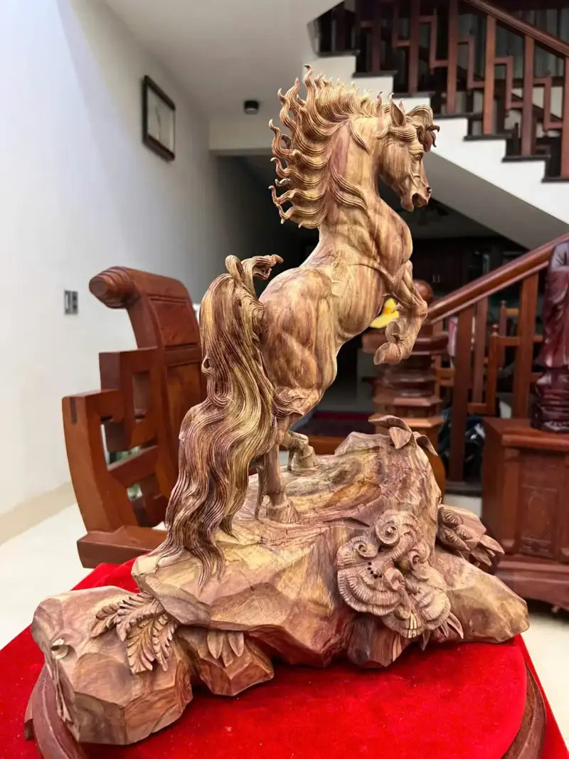 Tượng Nhất Mã Phi Thiên Gỗ Sưa Bắc Hàng Kỹ Có Sơn G5021
