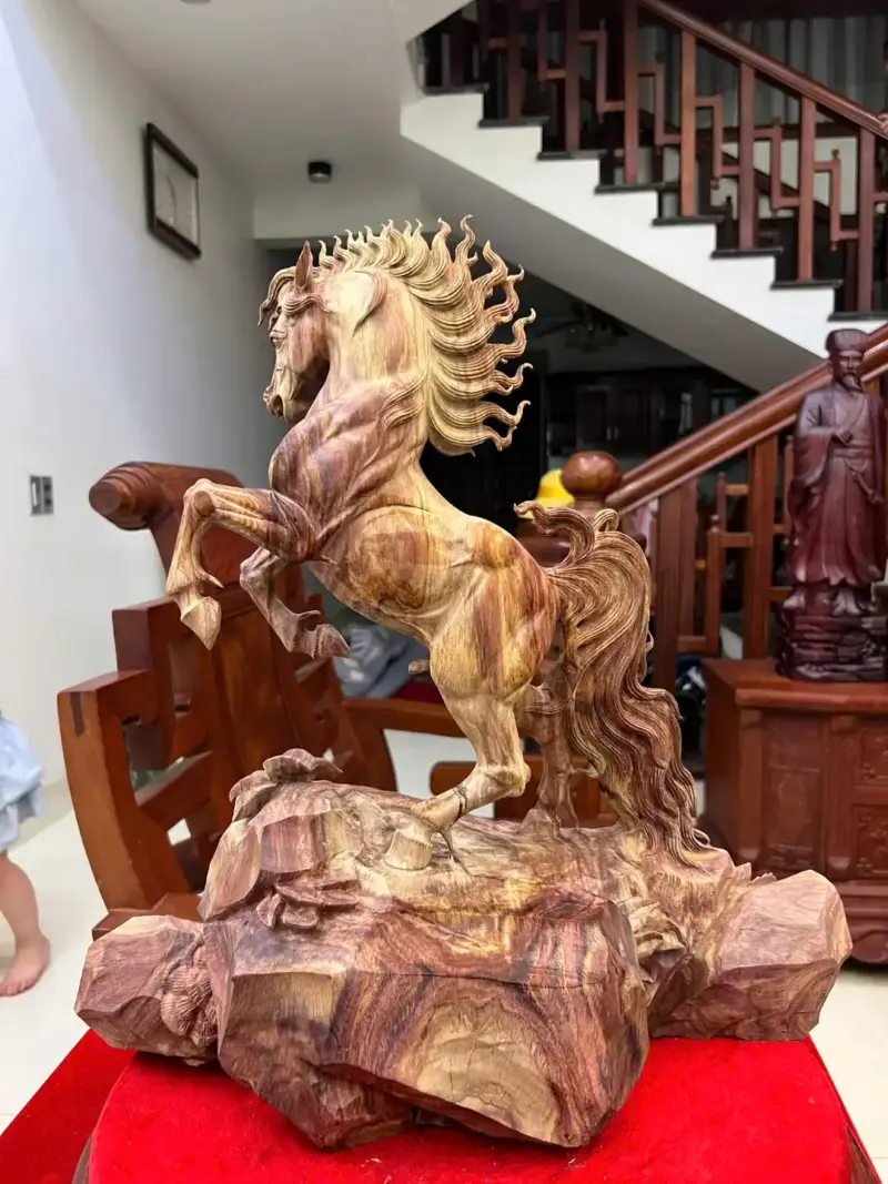 Tượng Nhất Mã Phi Thiên Gỗ Sưa Bắc Hàng Kỹ Có Sơn G5021