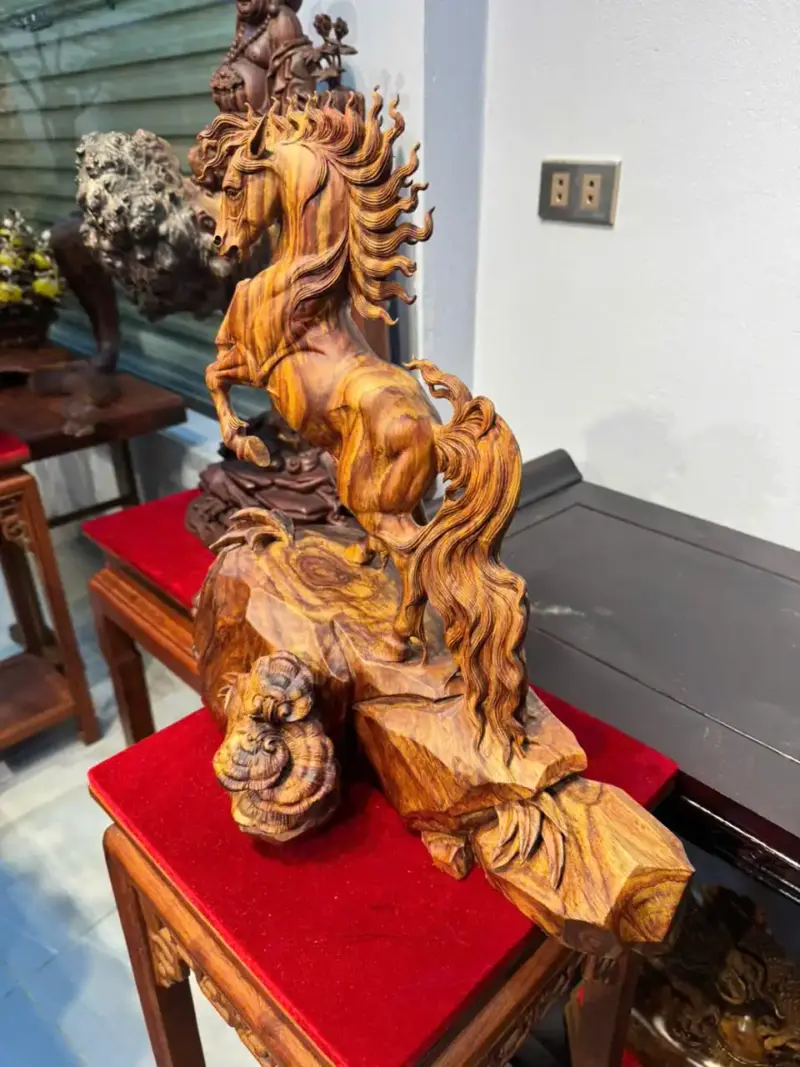 nhat-ma-phi-thien-go-sua-bac-G5401-6 Tượng Nhất Mã Phi Thiên Gỗ Sưa Bắc Đỏ Vip Hàng Kỹ Nét Liền Khối G5401