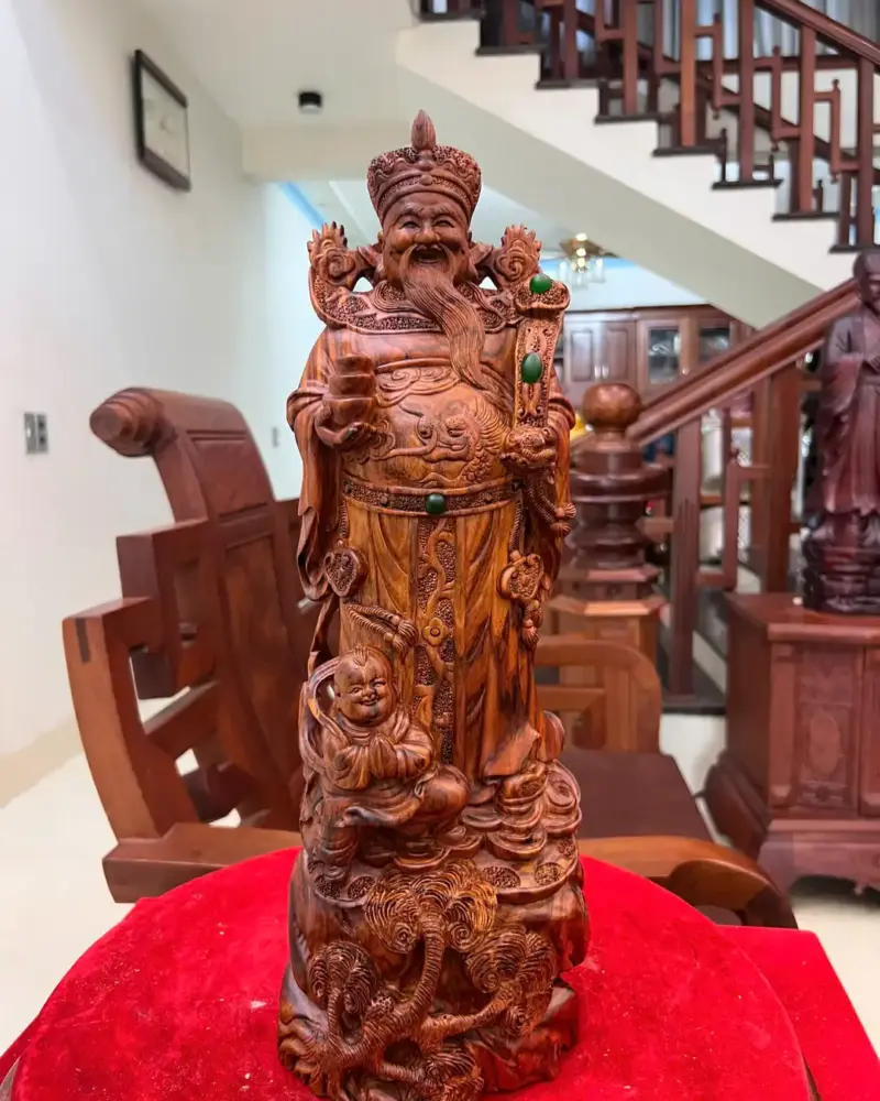 than-tai-go-sua-o-G5138-2_Thần Tài Gỗ Sưa Đỏ Liền Khối Giá 5 Triệu Kích Thước Cao 45cm, Ngang 15cm, Sâu 13cm Tượng Thần Tài Gỗ Sưa Đỏ Liền Khối G5138