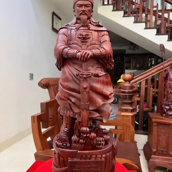 tran-quoc-tuan-chong-kiem-go-tu-an-G5025-2_Trần Quốc Tuấn Chống Kiếm Gỗ Tử Đàn Liền Khối Giá 9.500 Triệu Kích Thước Cao 68cm, Ngang 23cm, Sâu 21cm Tượng Trần Quốc Tuấn Chống Kiếm Gỗ Tử Đàn Liền Khối G5025