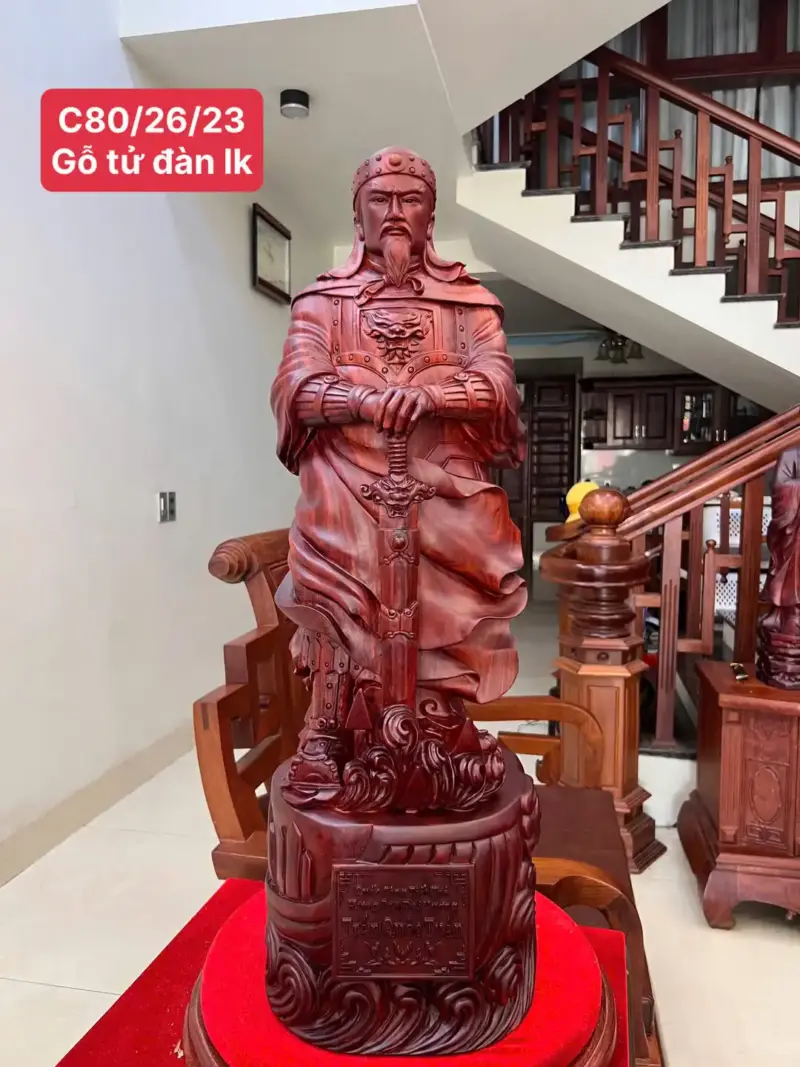 Tượng Trần Quốc Tuấn Chống Kiếm Gỗ Tử Đàn Liền Khối Đục Kỹ Đẹp G5110