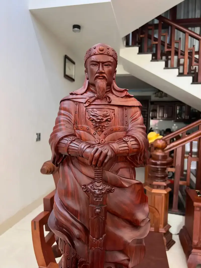 Tượng Trần Quốc Tuấn Chống Kiếm Gỗ Tử Đàn Liền Khối Đục Kỹ Đẹp G5110
