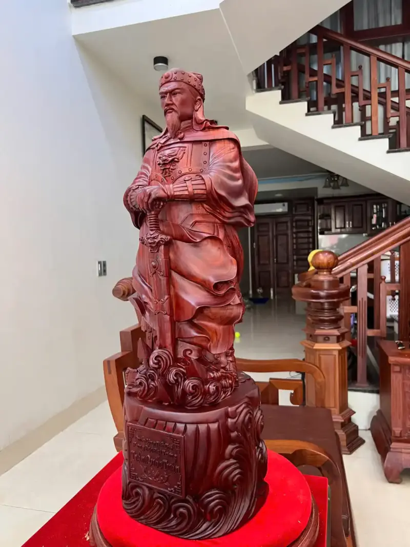 Tượng Trần Quốc Tuấn Chống Kiếm Gỗ Tử Đàn Liền Khối Đục Kỹ Đẹp G5110
