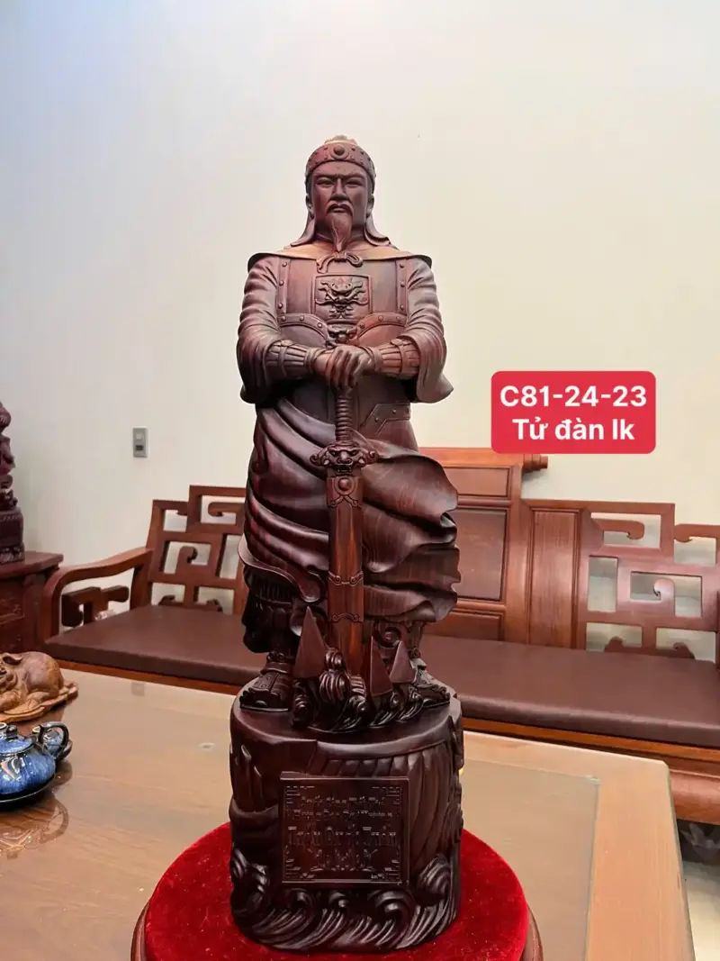 Tượng Trần Quốc Tuấn Chống Kiếm Gỗ Tử Đàn Liền Khối G5152