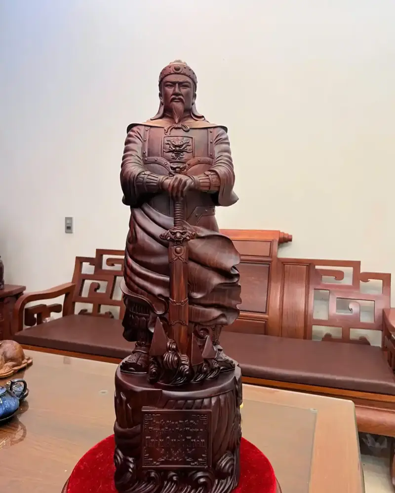 tran-quoc-tuan-chong-kiem-go-tu-an-G5152-2_Trần Quốc Tuấn Chống Kiếm Gỗ Tử Đàn Lk Giá 11.500 Triệu Kích Thước Cao 81cm, Ngang 24cm, Sâu 23cm Tượng Trần Quốc Tuấn Chống Kiếm Gỗ Tử Đàn Liền Khối G5152