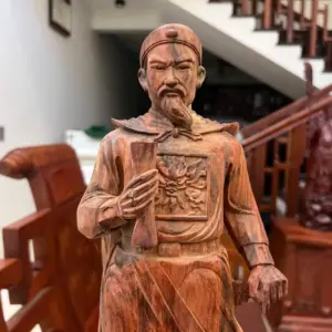 Tượng Trần Quốc Tuấn Gỗ Trắc Việt Liền Khối Có Sơn G5030
